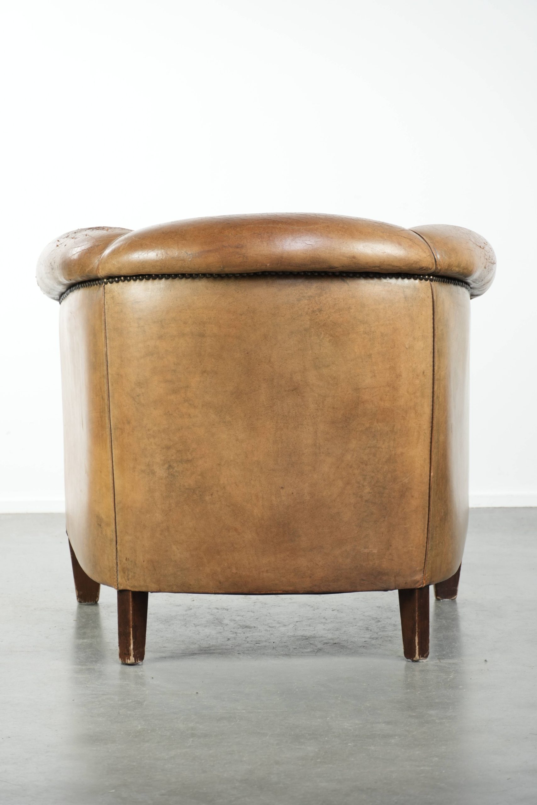 Karaktervolle vintage schapenleren clubfauteuil met mooie kleuren en afgewerkt met siernagels - Afbeelding 4