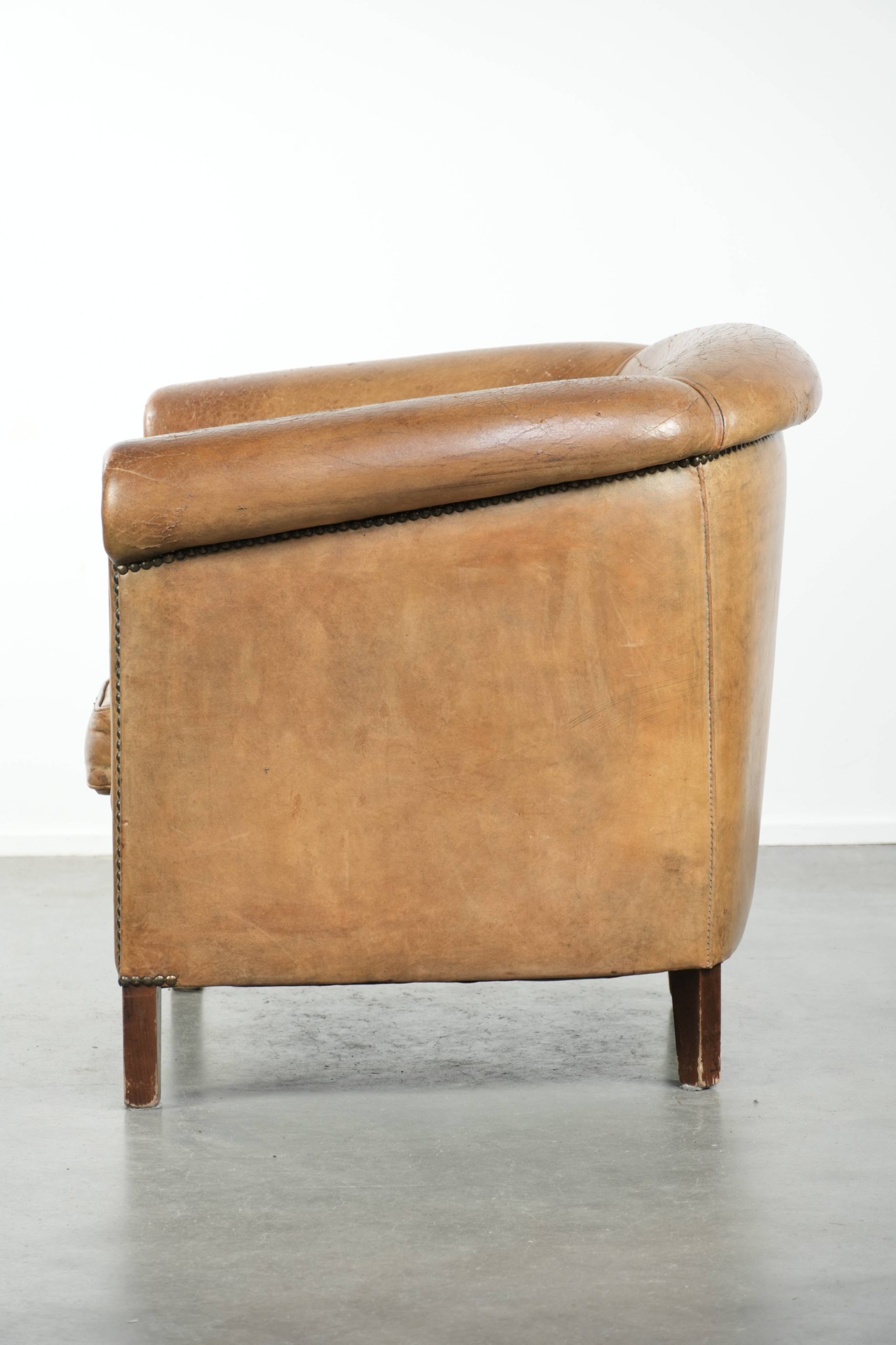 Karaktervolle vintage schapenleren clubfauteuil met mooie kleuren en afgewerkt met siernagels - Afbeelding 5