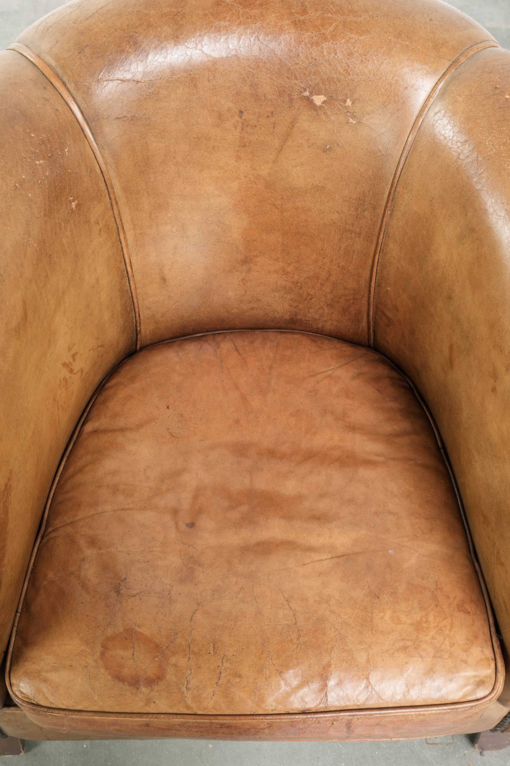 Karaktervolle vintage schapenleren clubfauteuil met mooie kleuren en afgewerkt met siernagels - Afbeelding 6
