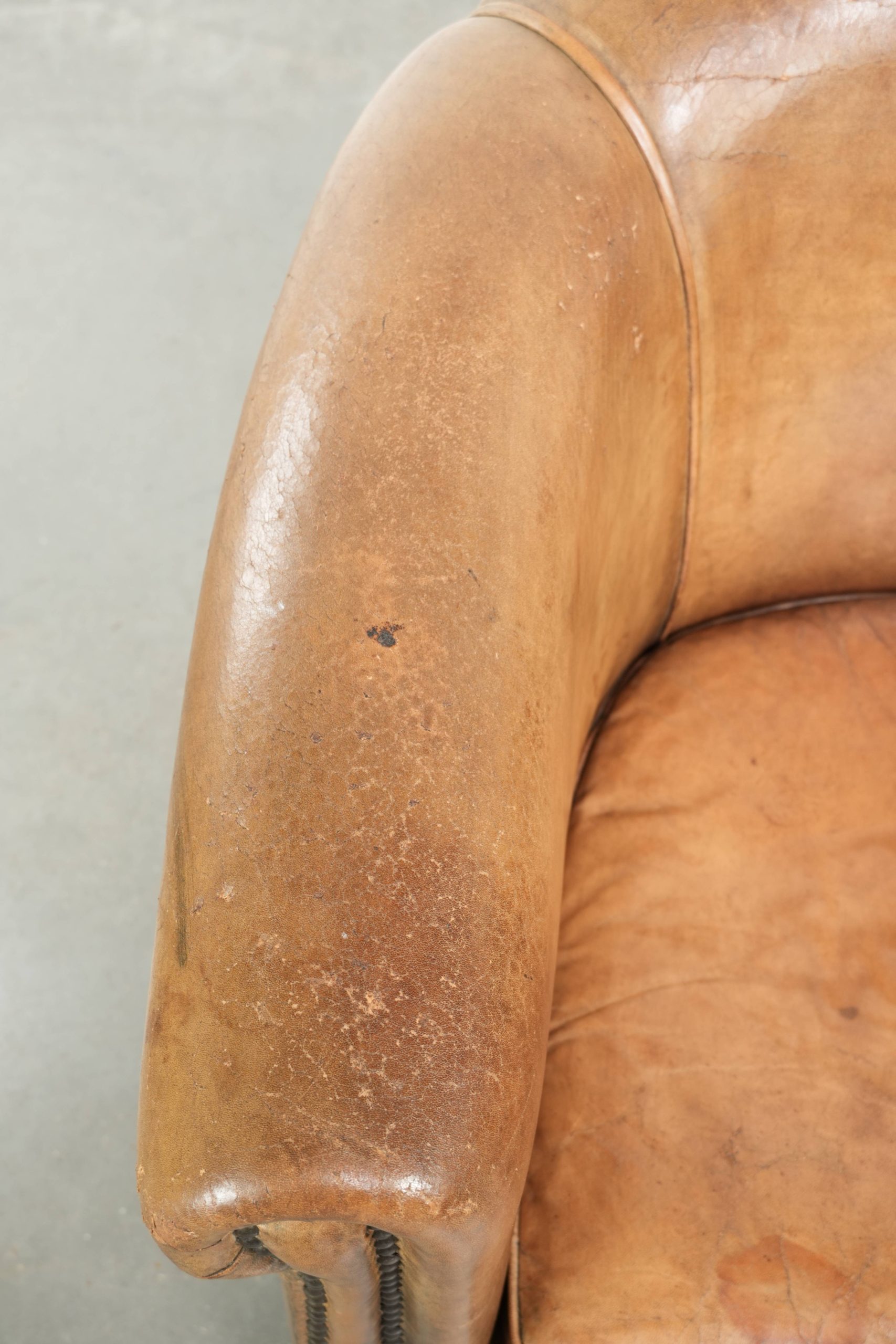 Karaktervolle vintage schapenleren clubfauteuil met mooie kleuren en afgewerkt met siernagels - Afbeelding 7