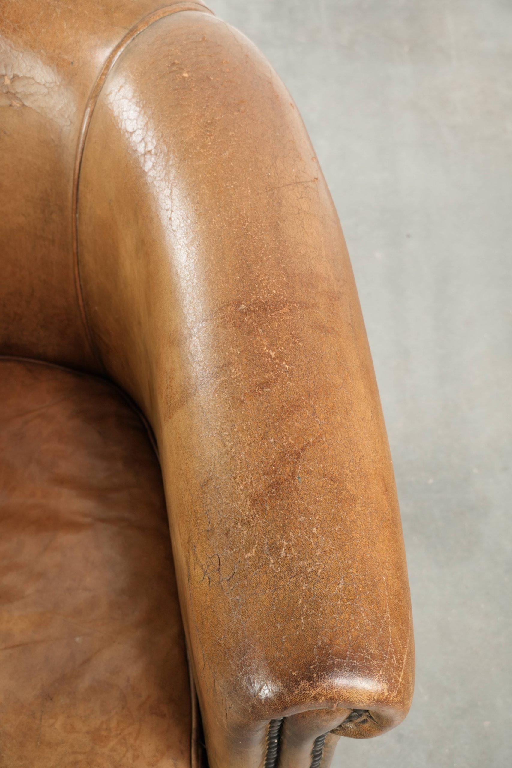 Karaktervolle vintage schapenleren clubfauteuil met mooie kleuren en afgewerkt met siernagels - Afbeelding 8