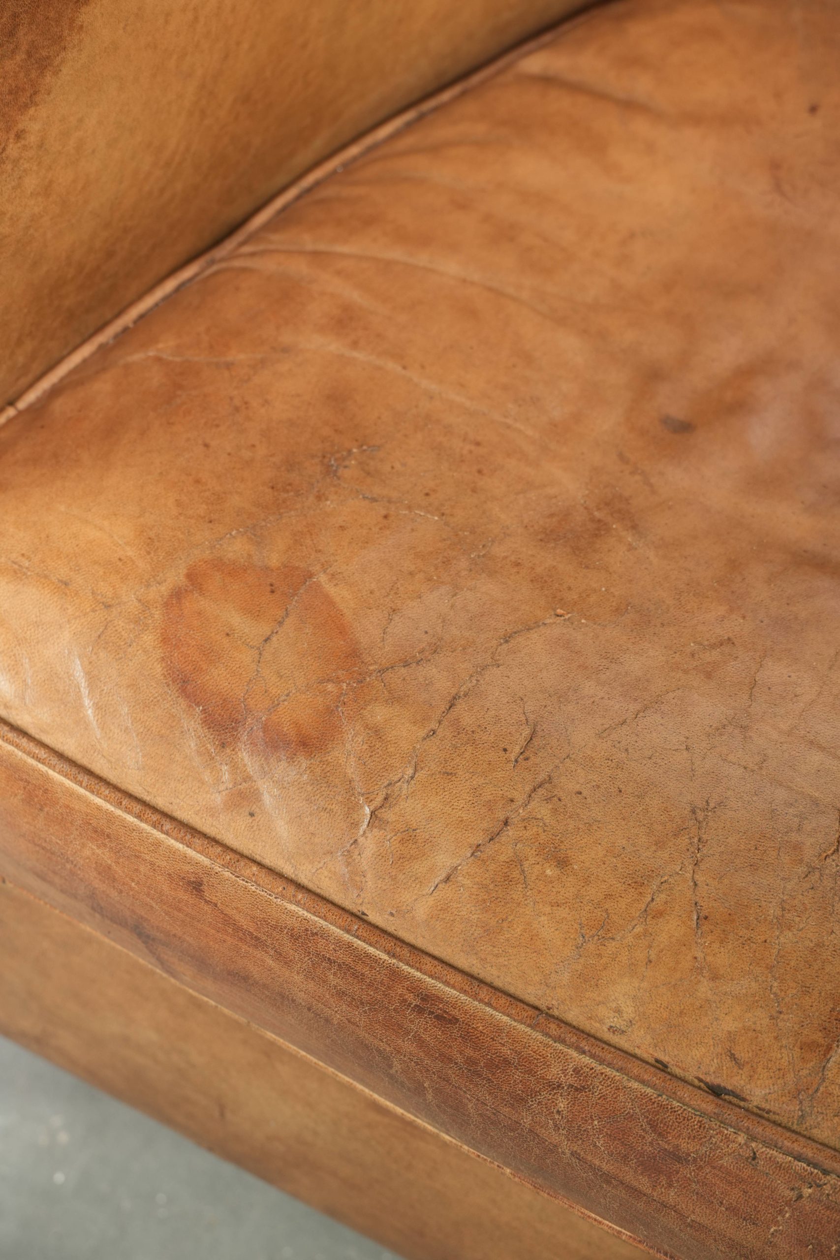 Karaktervolle vintage schapenleren clubfauteuil met mooie kleuren en afgewerkt met siernagels - Afbeelding 9