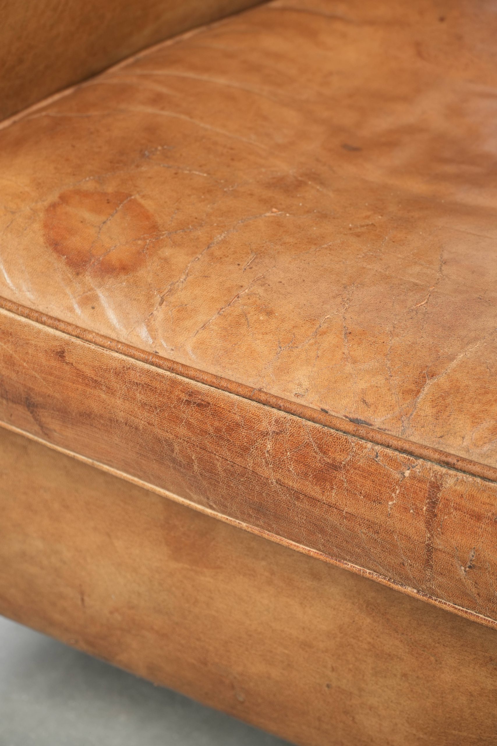 Karaktervolle vintage schapenleren clubfauteuil met mooie kleuren en afgewerkt met siernagels - Afbeelding 10