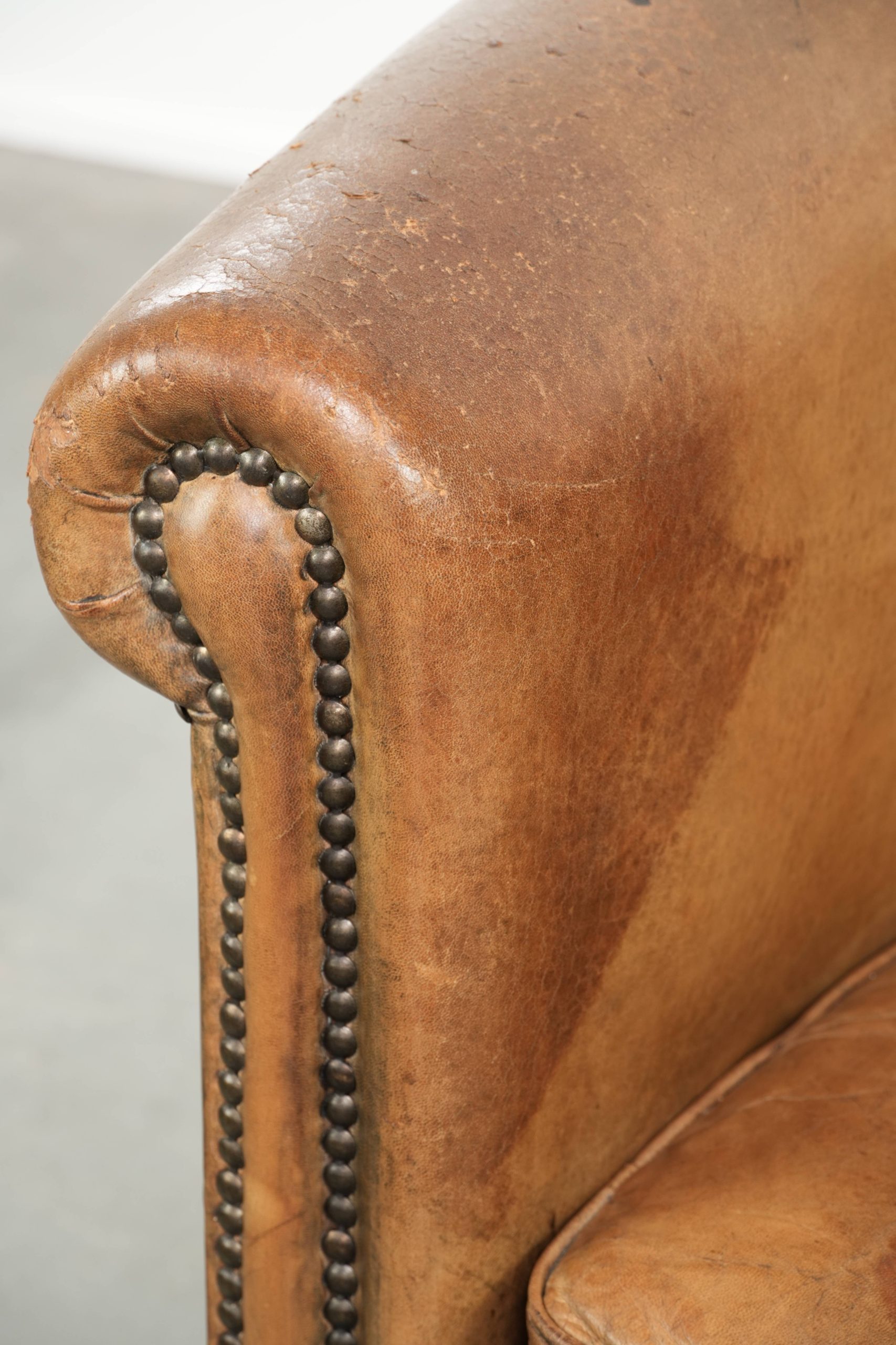 Karaktervolle vintage schapenleren clubfauteuil met mooie kleuren en afgewerkt met siernagels - Afbeelding 11