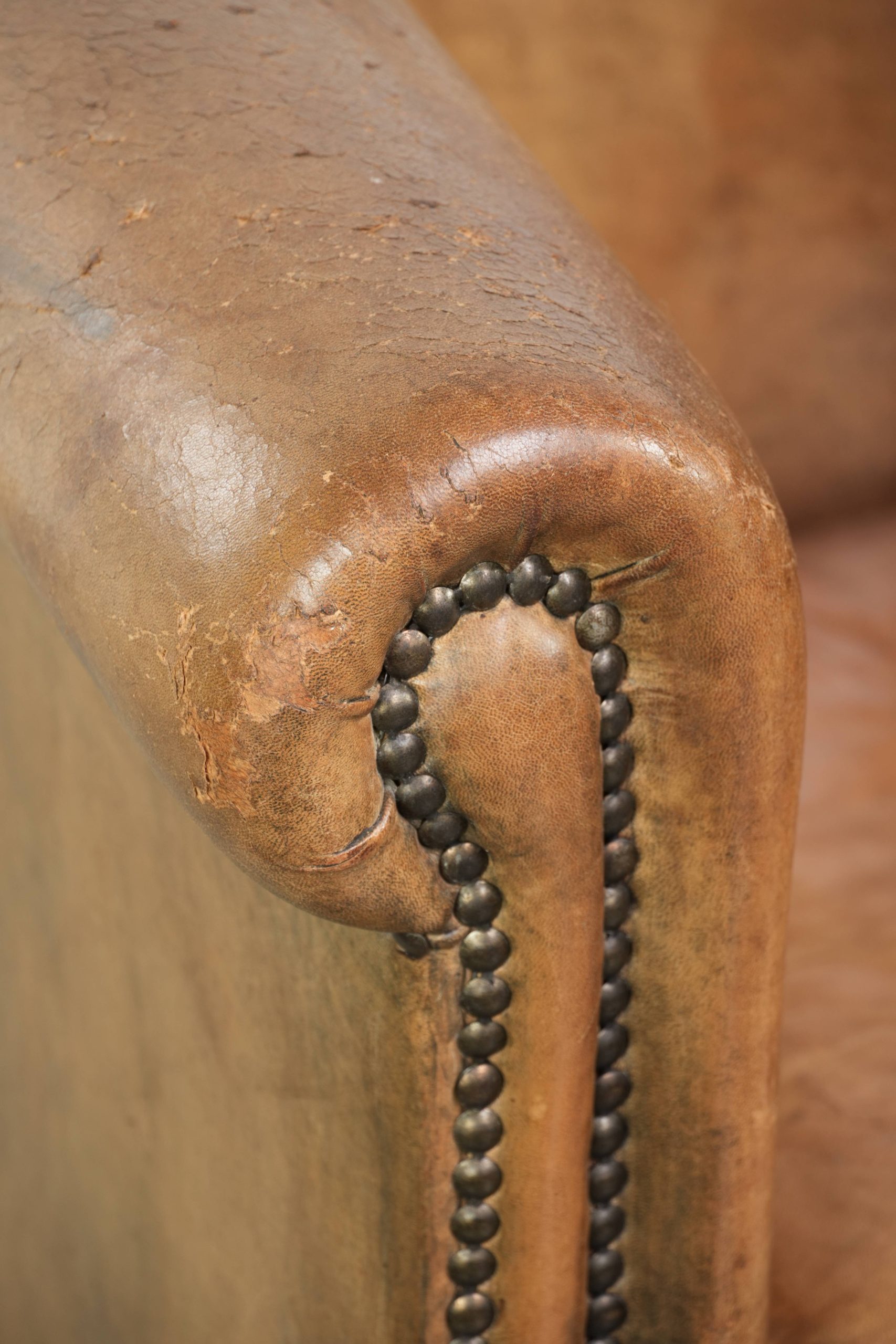 Karaktervolle vintage schapenleren clubfauteuil met mooie kleuren en afgewerkt met siernagels - Afbeelding 15