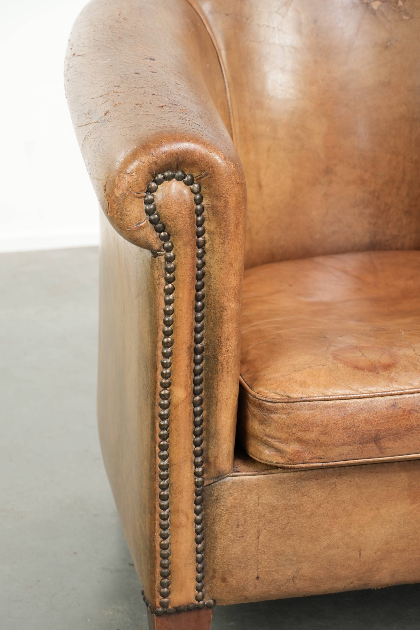 Karaktervolle vintage schapenleren clubfauteuil met mooie kleuren en afgewerkt met siernagels - Afbeelding 16
