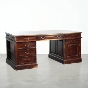 20 eeuws houten bureau/ partner desk in Engelse stijl met een mooie uitstraling