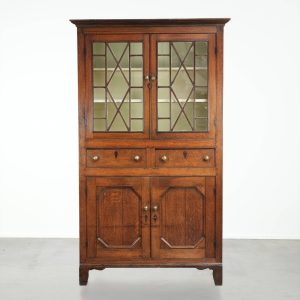 Antieke 18e eeuwse Welsh/ Engelse eikenhouten boeken/ buffetkast met prachtig origineel glas en geweldige details