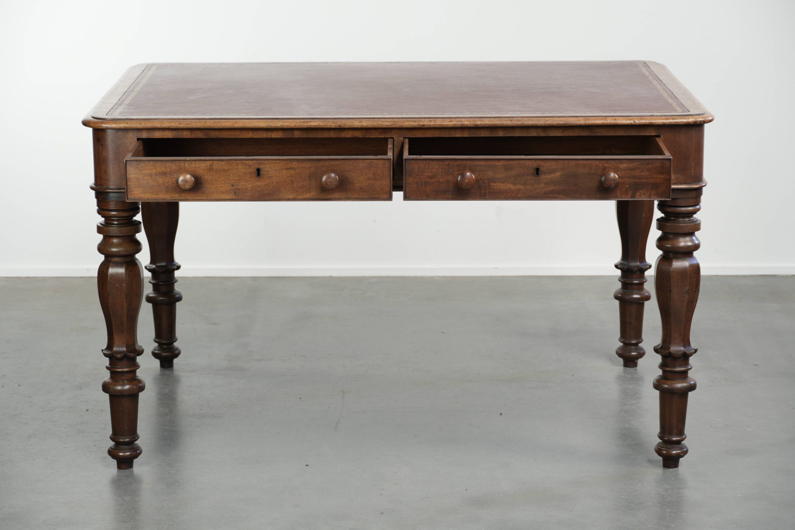 Antieke Engelse schrijftafel/ bureau/ bibliotheek tafel uit begin 19e eeuw met een rood lederen blad en een prachtige uitstraling - Afbeelding 3