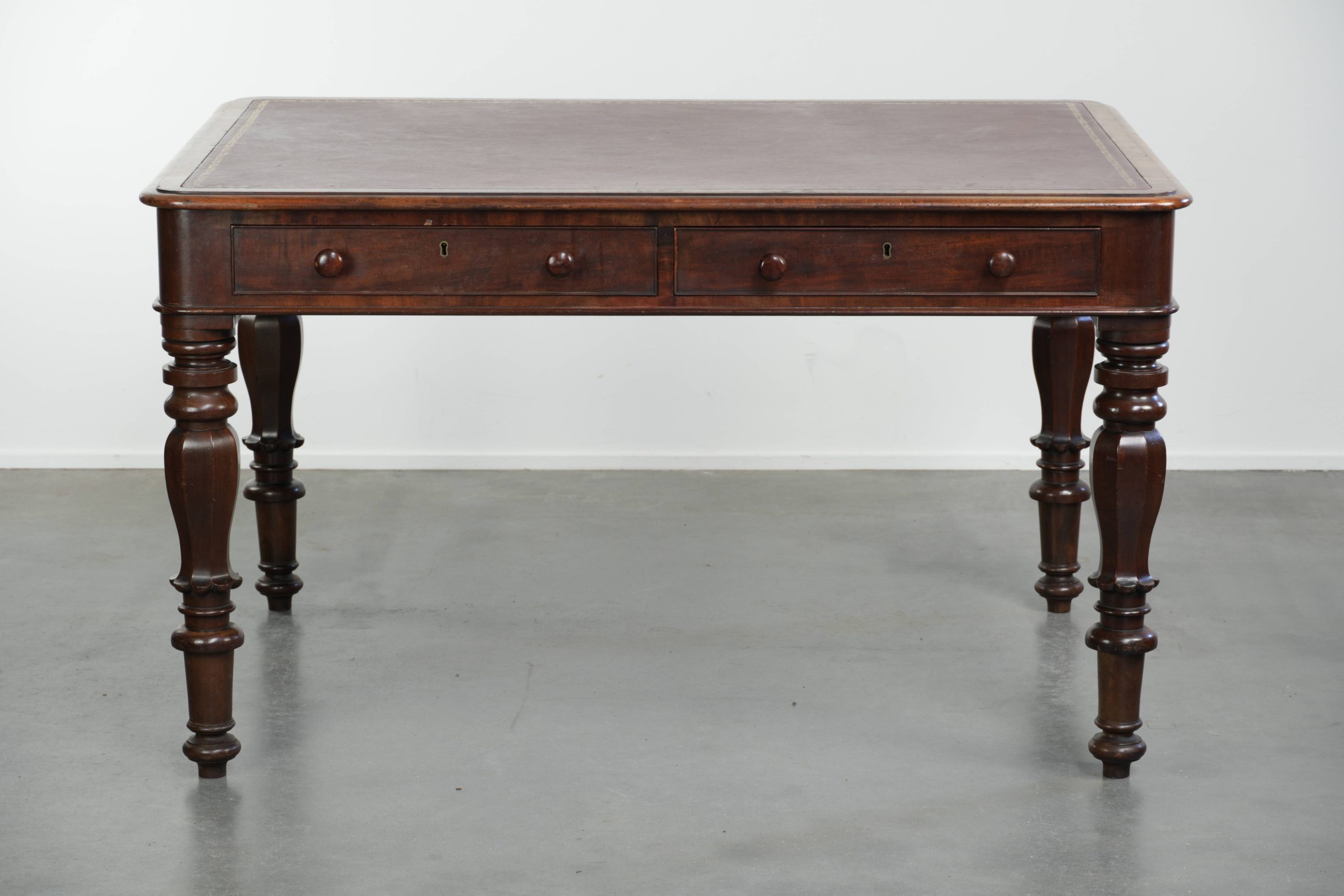 Antieke Engelse schrijftafel/ bureau/ bibliotheek tafel uit begin 19e eeuw met een rood lederen blad en een prachtige uitstraling - Afbeelding 5