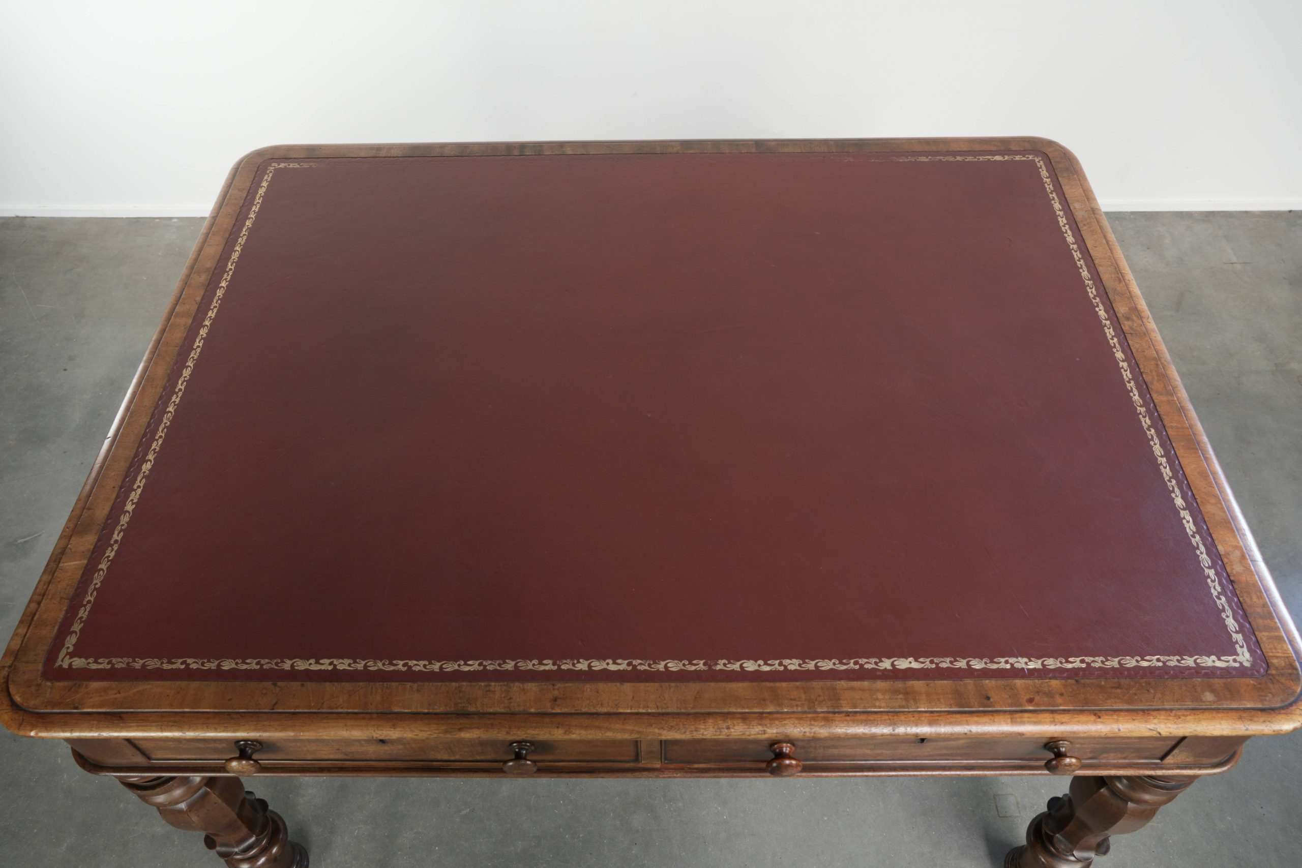 Antieke Engelse schrijftafel/ bureau/ bibliotheek tafel uit begin 19e eeuw met een rood lederen blad en een prachtige uitstraling - Afbeelding 7