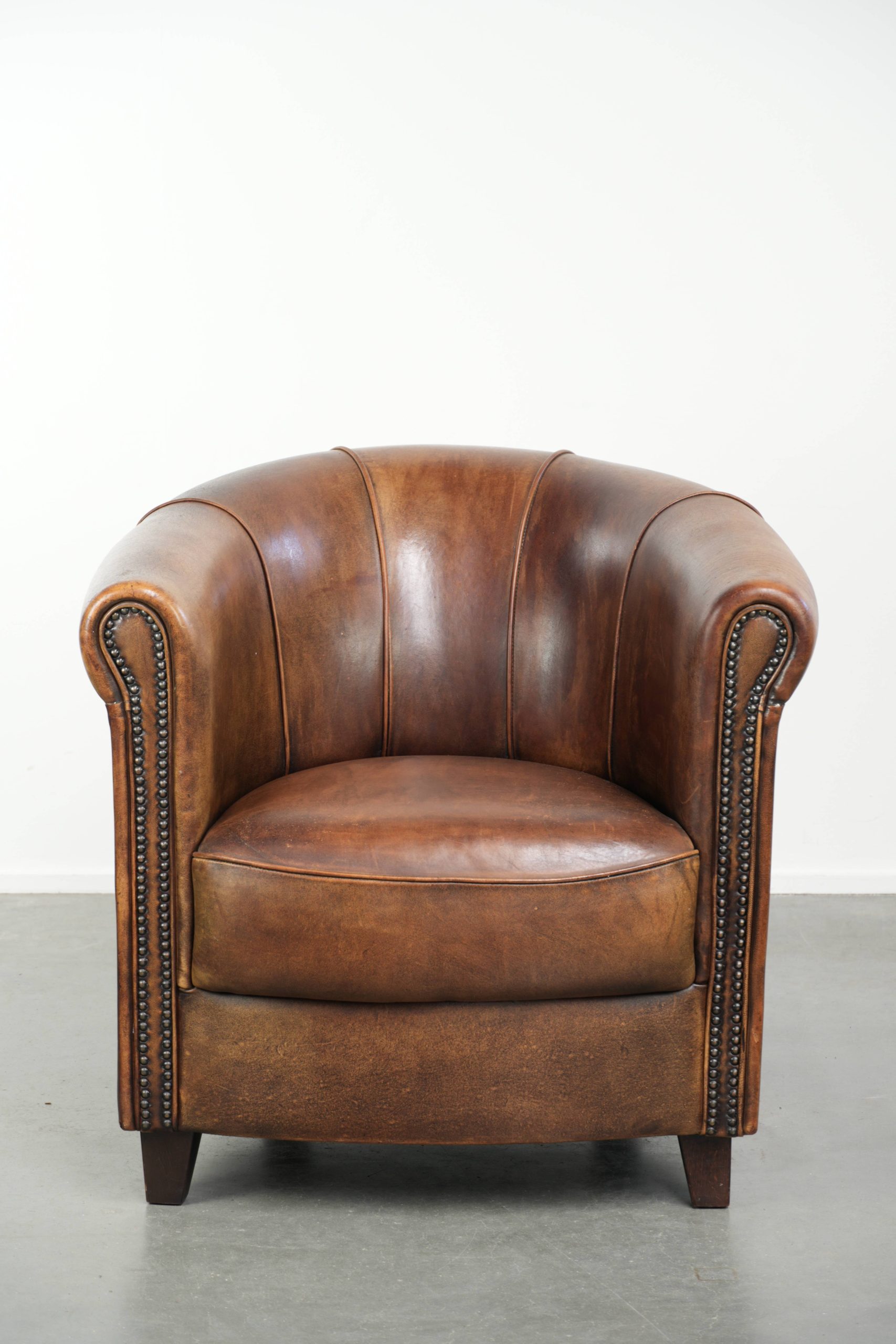 Stoere en karaktervolle schapenleren clubfauteuil met een mooi patina afgewerkt met siernagels - Afbeelding 2