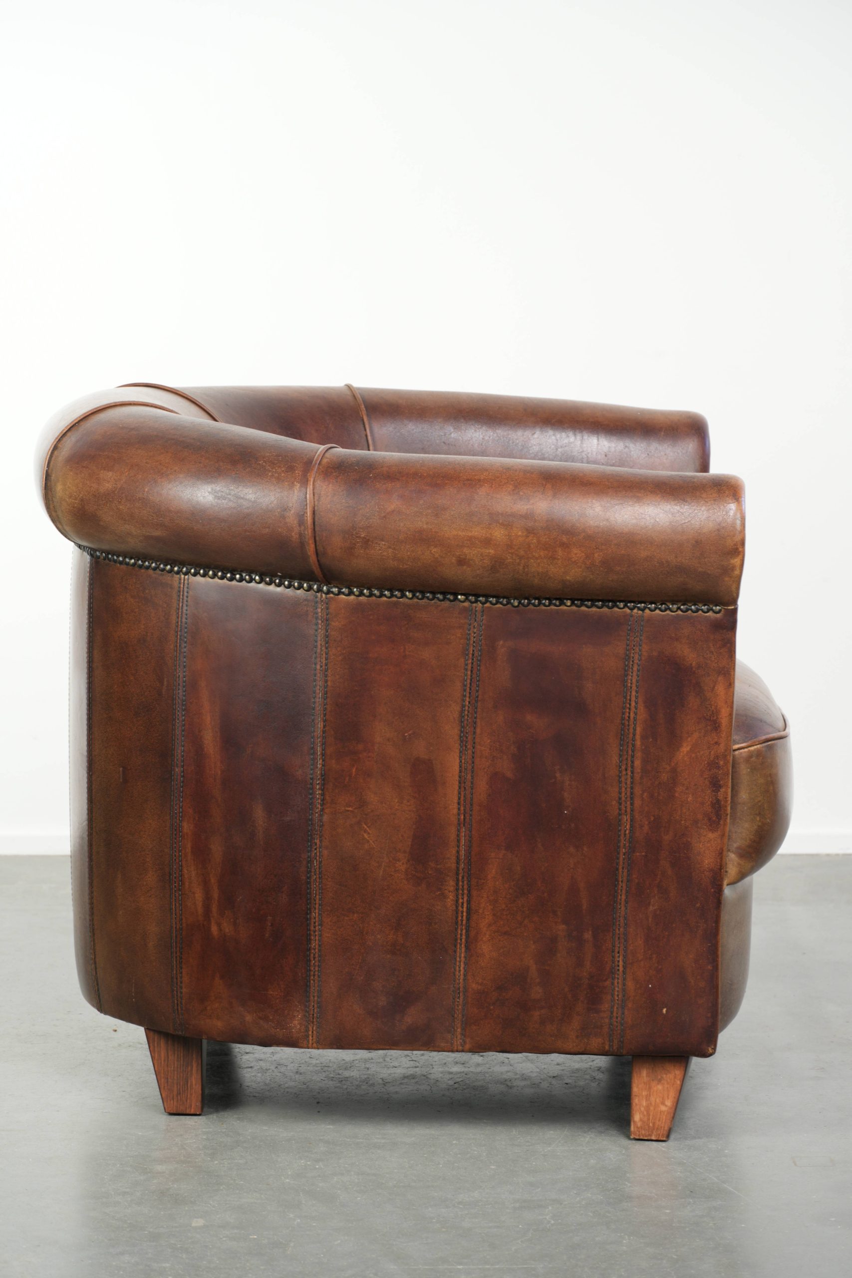 Stoere en karaktervolle schapenleren clubfauteuil met een mooi patina afgewerkt met siernagels - Afbeelding 3
