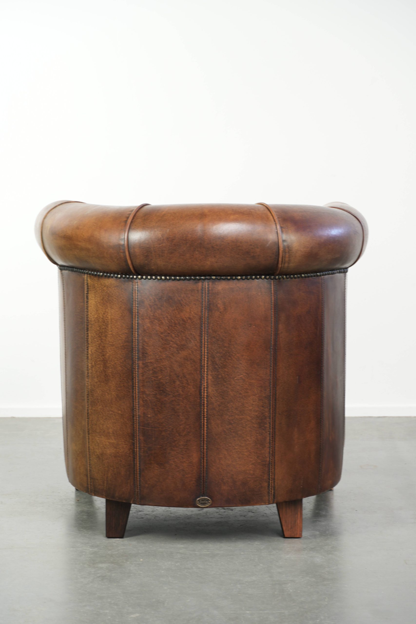 Stoere en karaktervolle schapenleren clubfauteuil met een mooi patina afgewerkt met siernagels - Afbeelding 4
