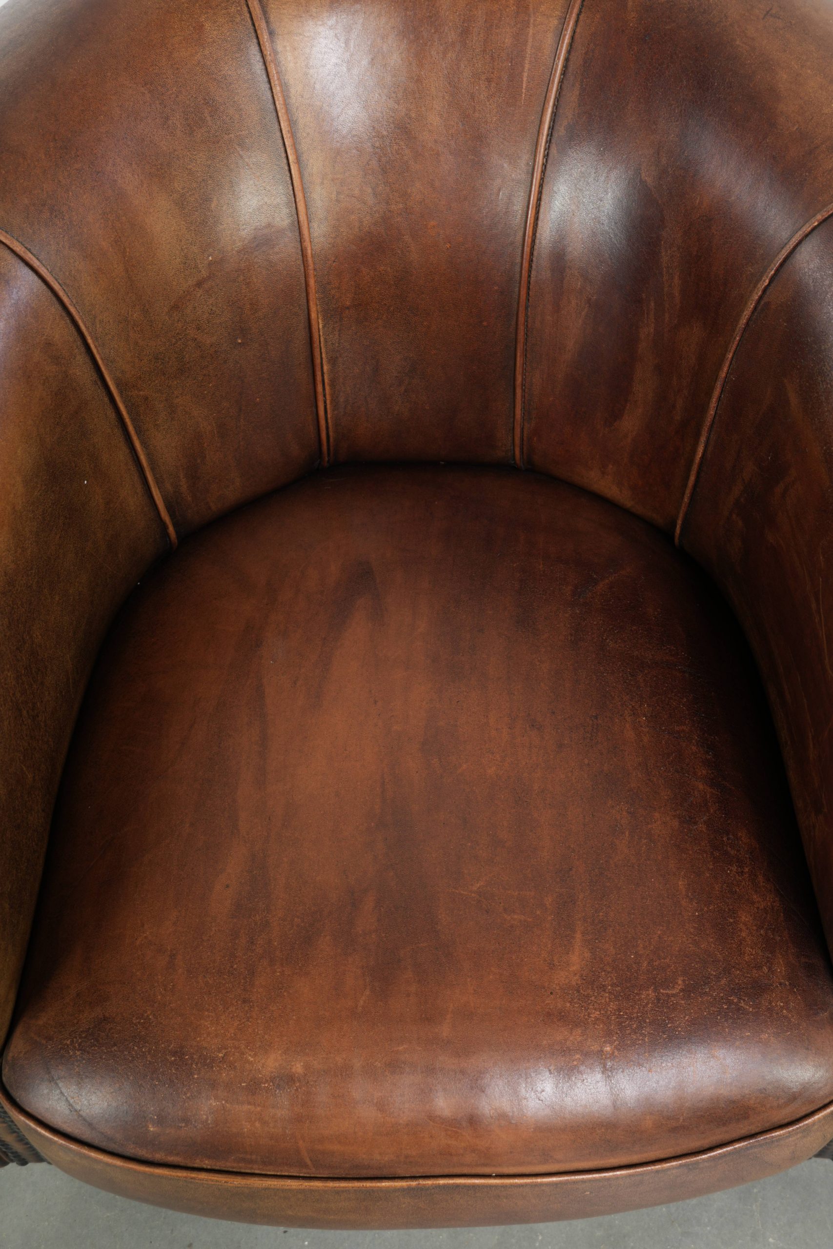 Stoere en karaktervolle schapenleren clubfauteuil met een mooi patina afgewerkt met siernagels - Afbeelding 6