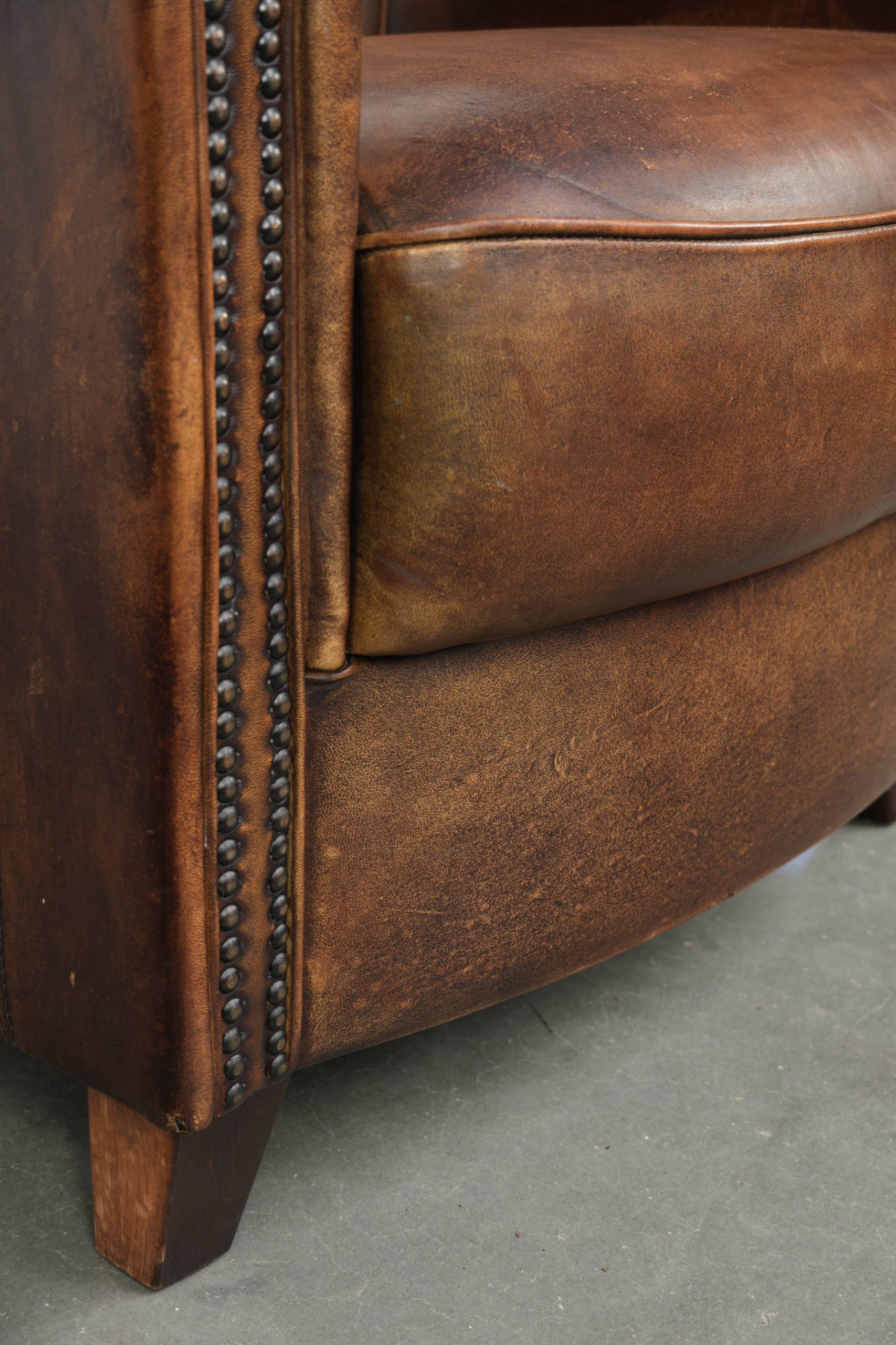 Stoere en karaktervolle schapenleren clubfauteuil met een mooi patina afgewerkt met siernagels - Afbeelding 12