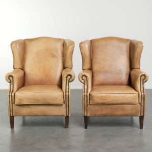 Set van twee mooie lichte rundleren oorfauteuils met een tijdloze Engelse uitstraling en een goed zitcomfort