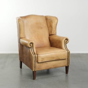 Lichte rundleren oorfauteuil met een mooie tijdloze Engelse uitstraling en een goed zitcomfort
