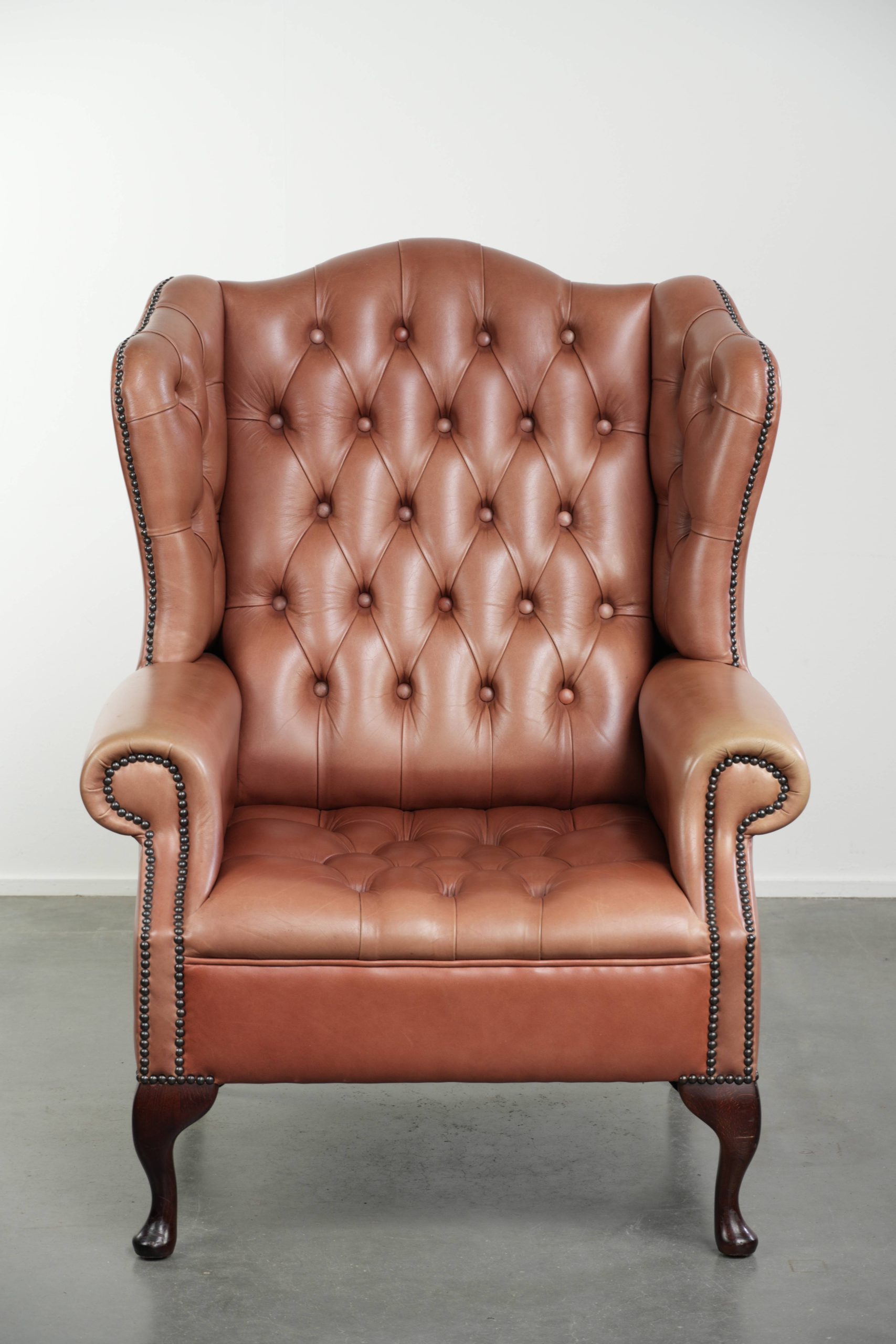 Klassieke Engelse rundleren button seat chesterfield oorfauteuil met een prachtig patina en mooie kleuren - Afbeelding 2