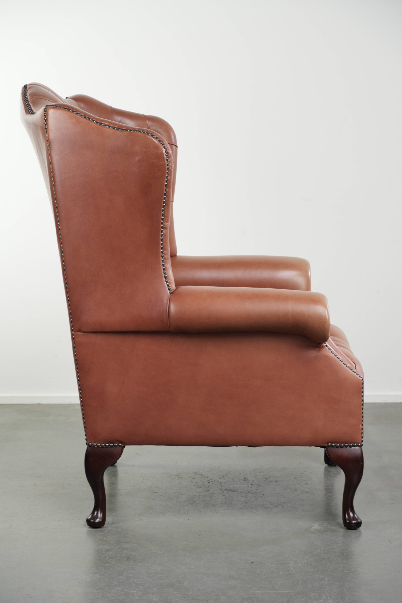 Klassieke Engelse rundleren button seat chesterfield oorfauteuil met een prachtig patina en mooie kleuren - Afbeelding 3