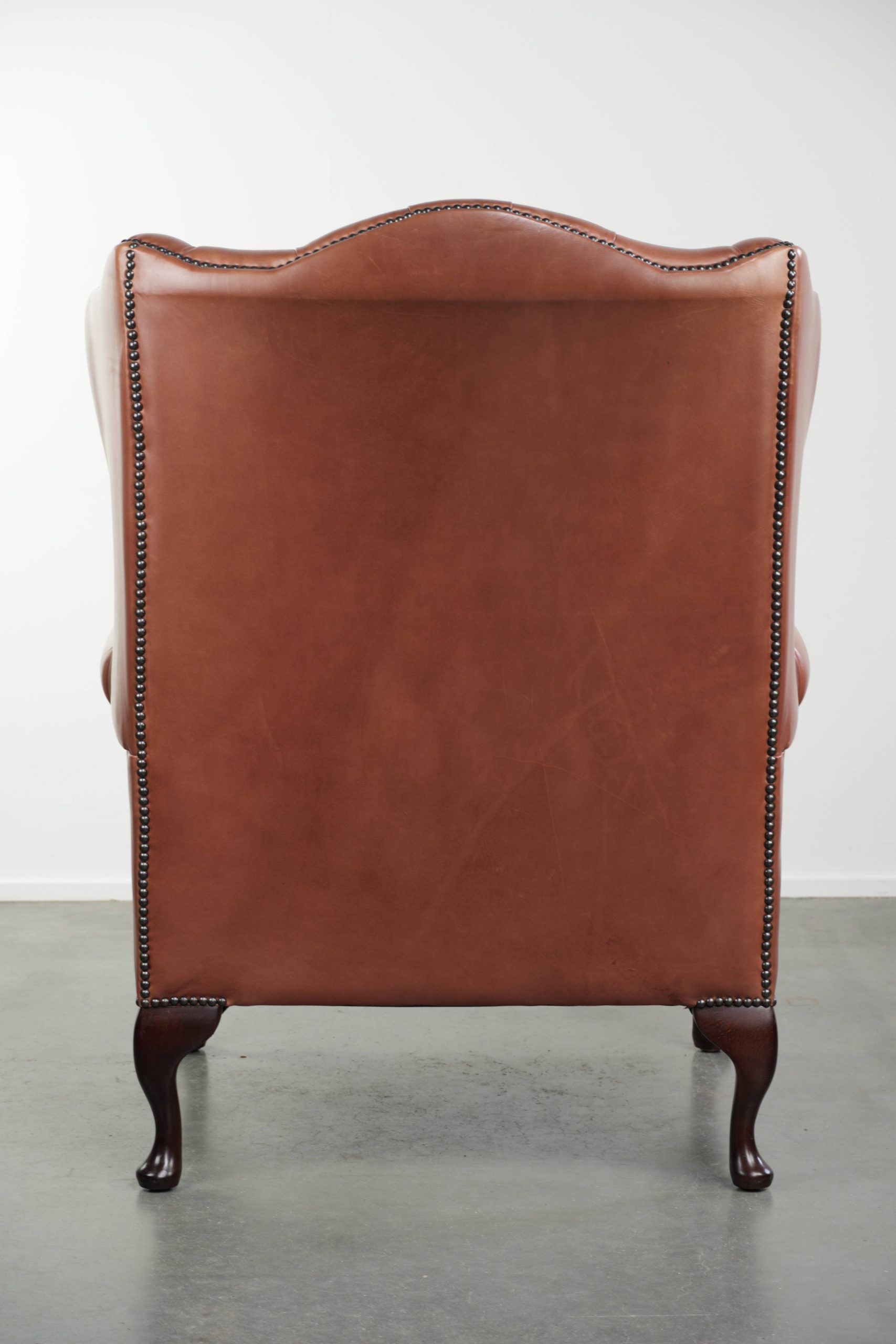Klassieke Engelse rundleren button seat chesterfield oorfauteuil met een prachtig patina en mooie kleuren - Afbeelding 4