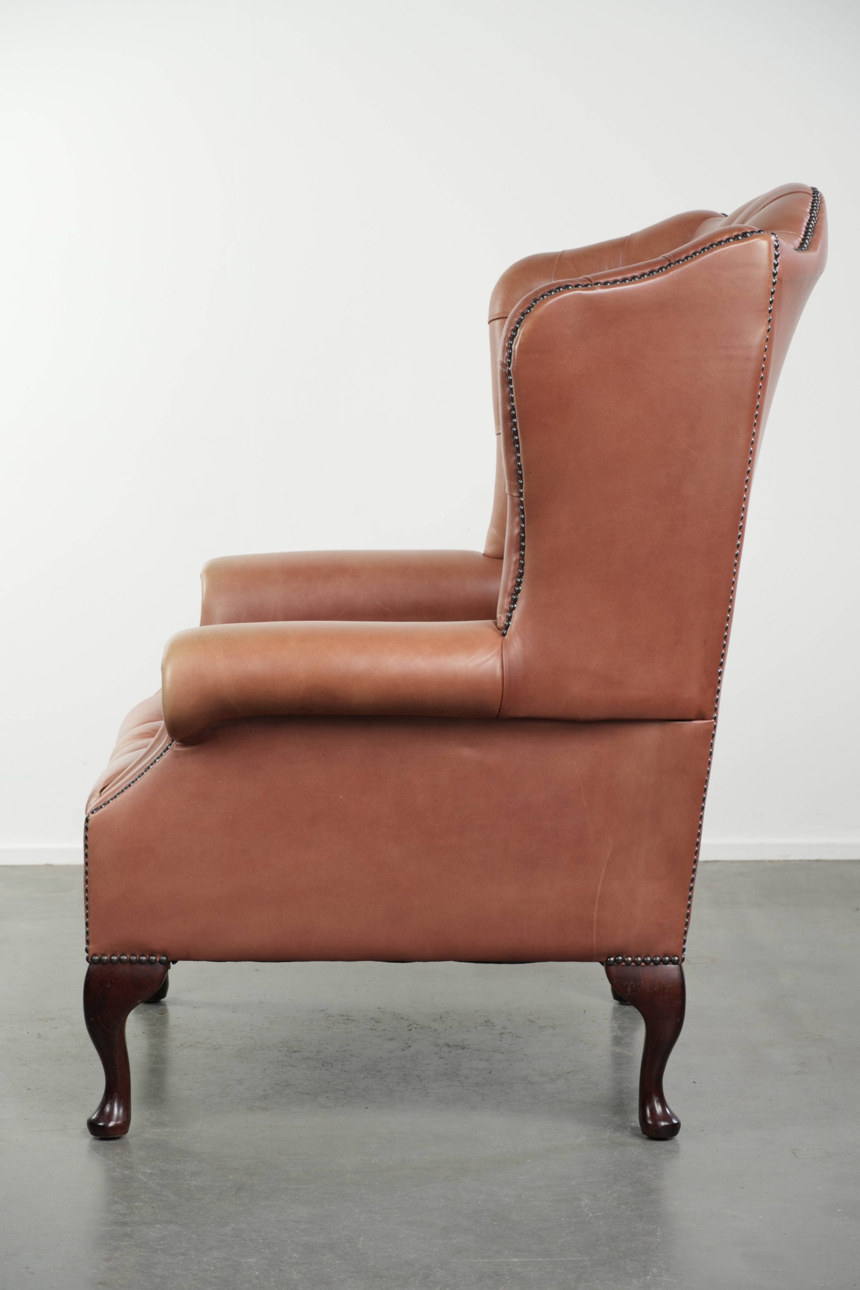 Klassieke Engelse rundleren button seat chesterfield oorfauteuil met een prachtig patina en mooie kleuren - Afbeelding 5