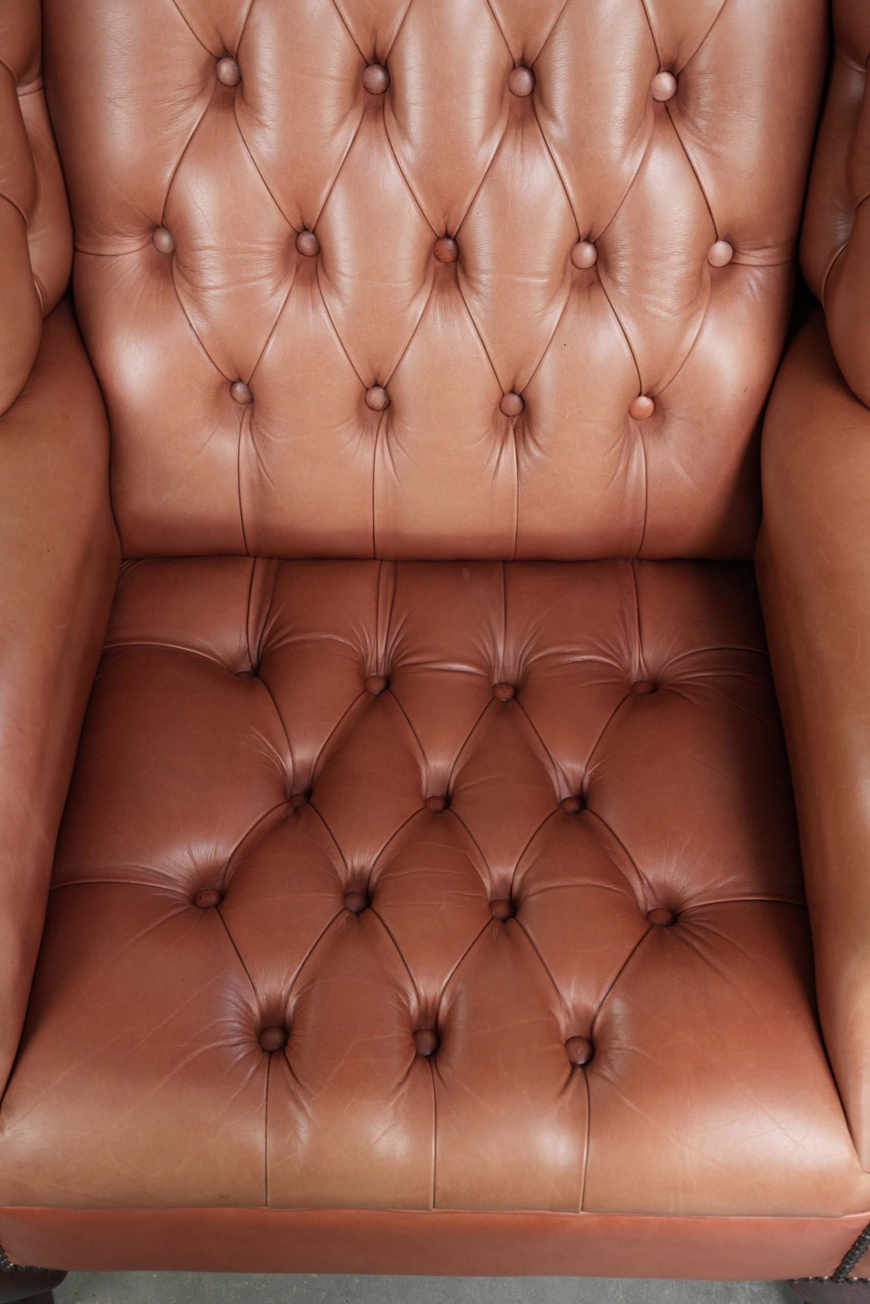 Klassieke Engelse rundleren button seat chesterfield oorfauteuil met een prachtig patina en mooie kleuren - Afbeelding 6