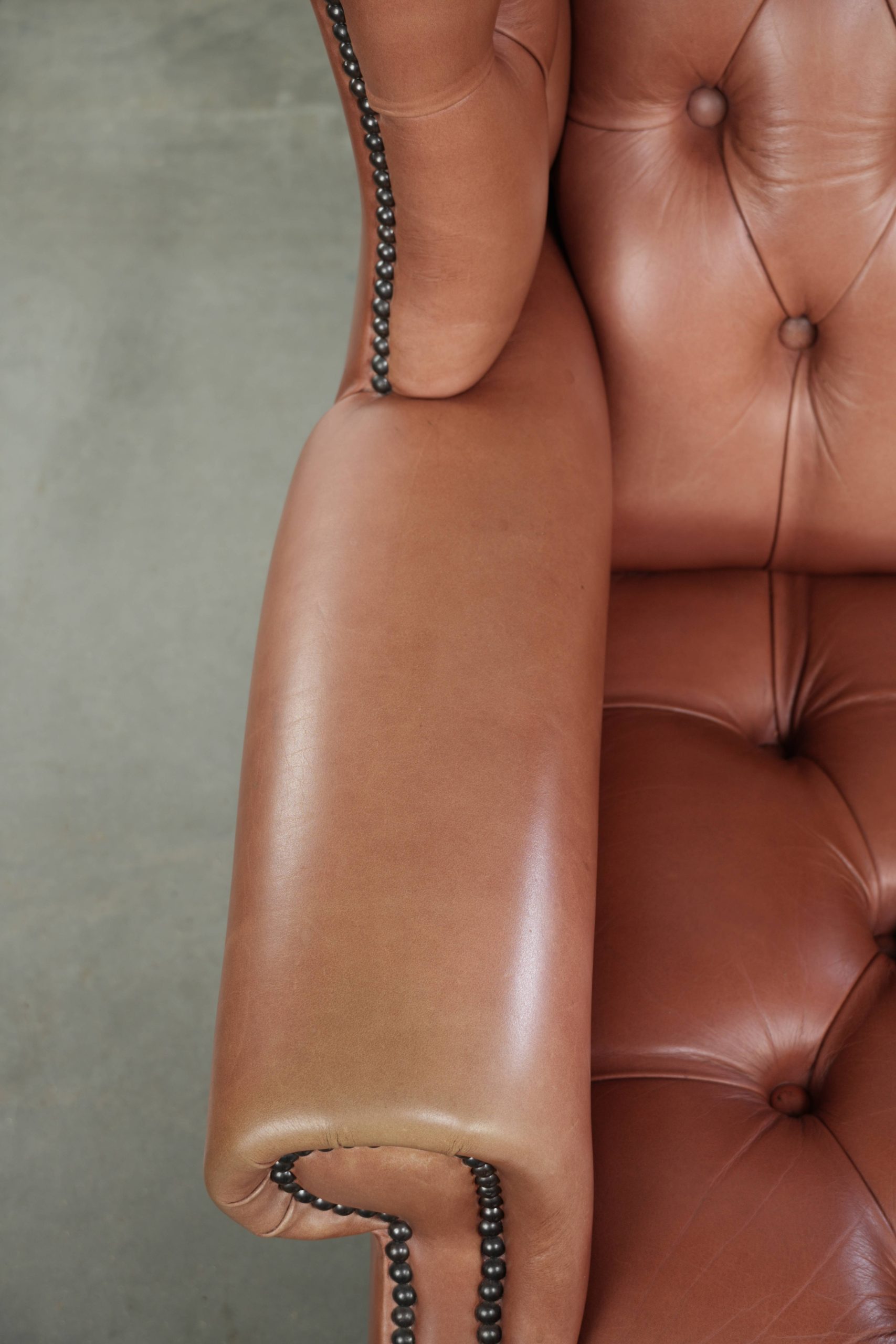 Klassieke Engelse rundleren button seat chesterfield oorfauteuil met een prachtig patina en mooie kleuren - Afbeelding 7