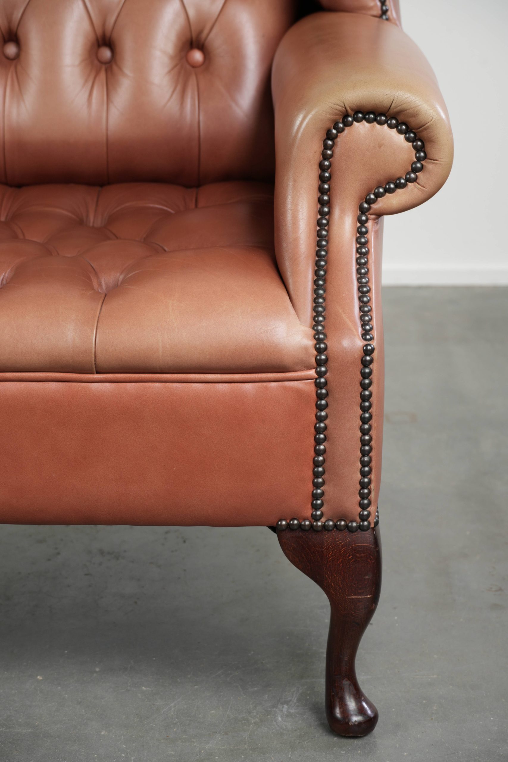 Klassieke Engelse rundleren button seat chesterfield oorfauteuil met een prachtig patina en mooie kleuren - Afbeelding 10