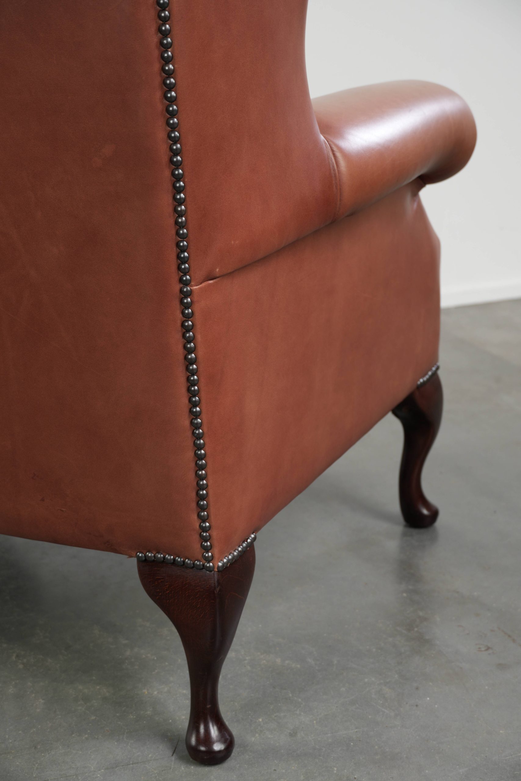 Klassieke Engelse rundleren button seat chesterfield oorfauteuil met een prachtig patina en mooie kleuren - Afbeelding 12