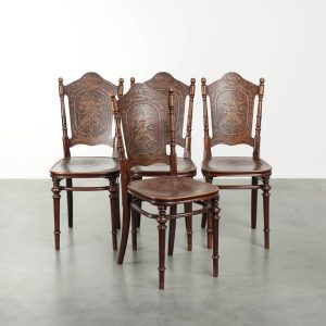 Set van vier antieke bistro stoelen uit eind 18e eeuw met gebogen hout in Art Nouveau stijl met opmerkelijk detail