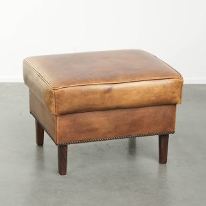 Karaktervolle rundleren hocker met een mooi patina afgewerkt met siernagels