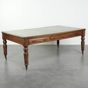 Mooie originele antieke Engelse schrijftafel/ partner desk op wieltjes met 6 lades en een groen lederen blad uit de 19e eeuw