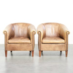 Set van twee karaktervolle vintage rundleren clubfauteuils in Engelse stijl in een mooie lichte kleurstelling