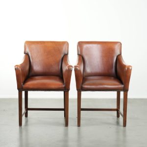 Set van twee mooie en handige schapenleren bijzet/ eetkamer/ bureaustoelen met een luxe tijdloze uitstraling
