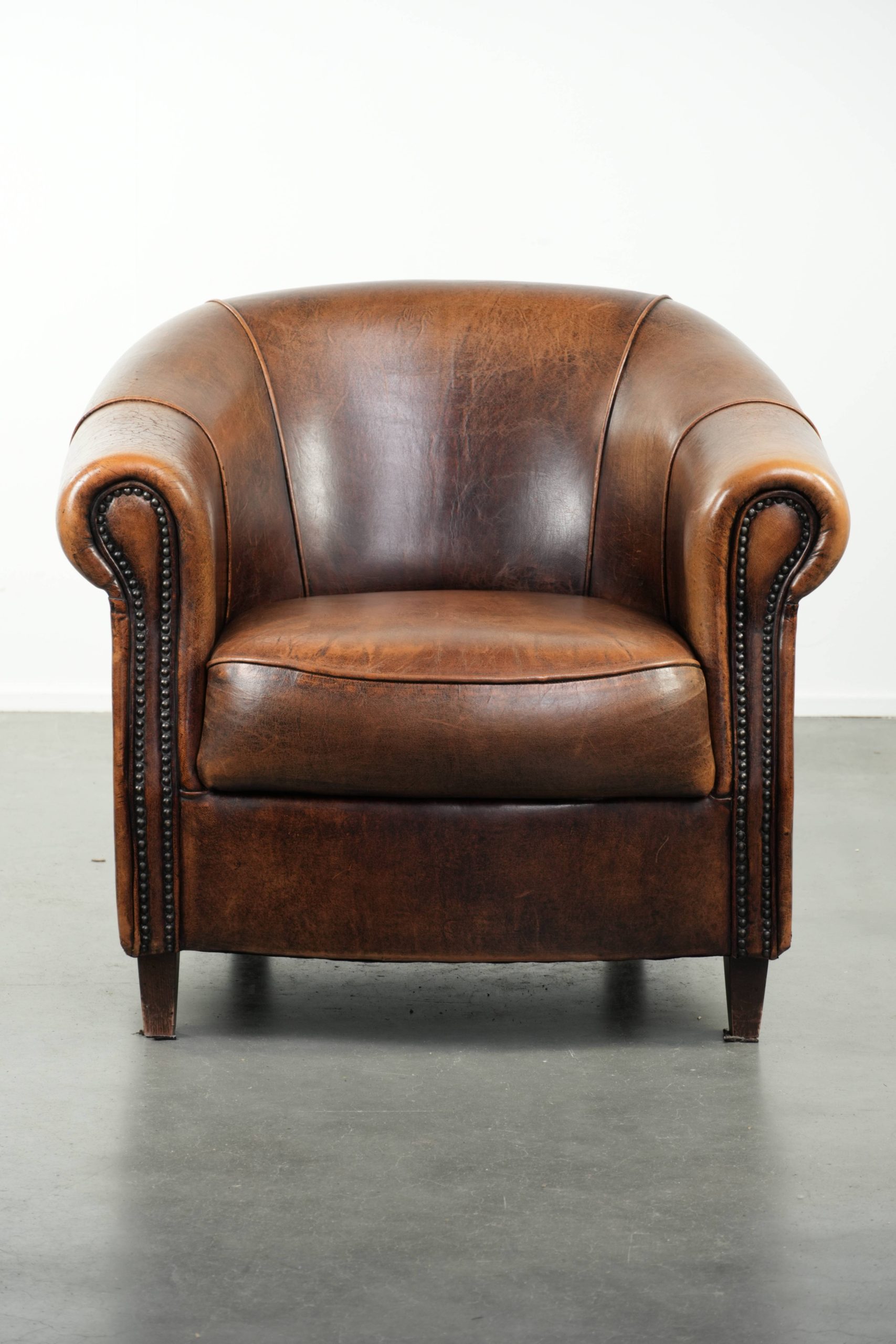 Karaktervolle en comfortabele clubfauteuil gemaakt van schapenleer met een vast zitkussen en uitmuntende kleuren - Afbeelding 2