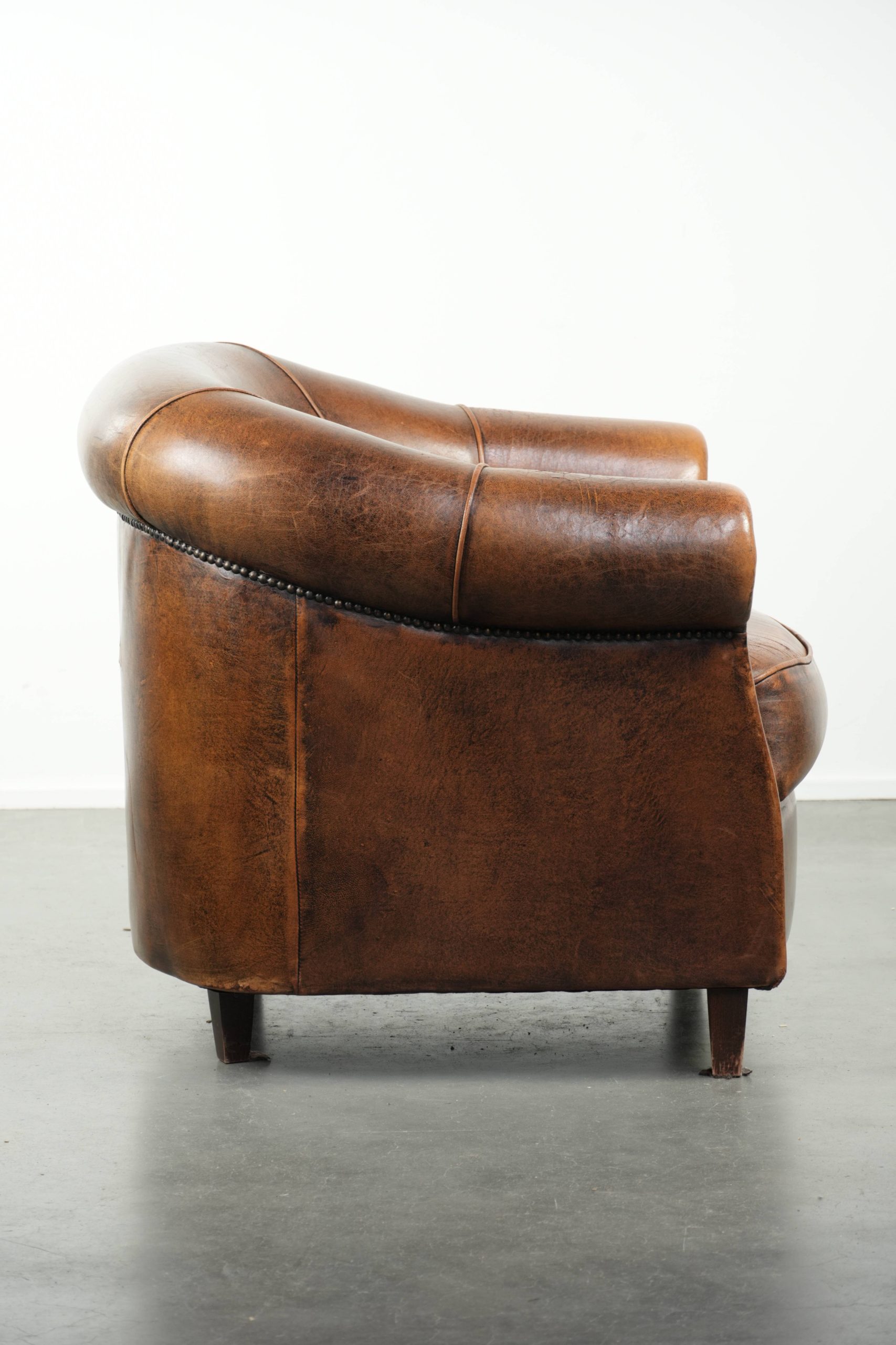 Karaktervolle en comfortabele clubfauteuil gemaakt van schapenleer met een vast zitkussen en uitmuntende kleuren - Afbeelding 3