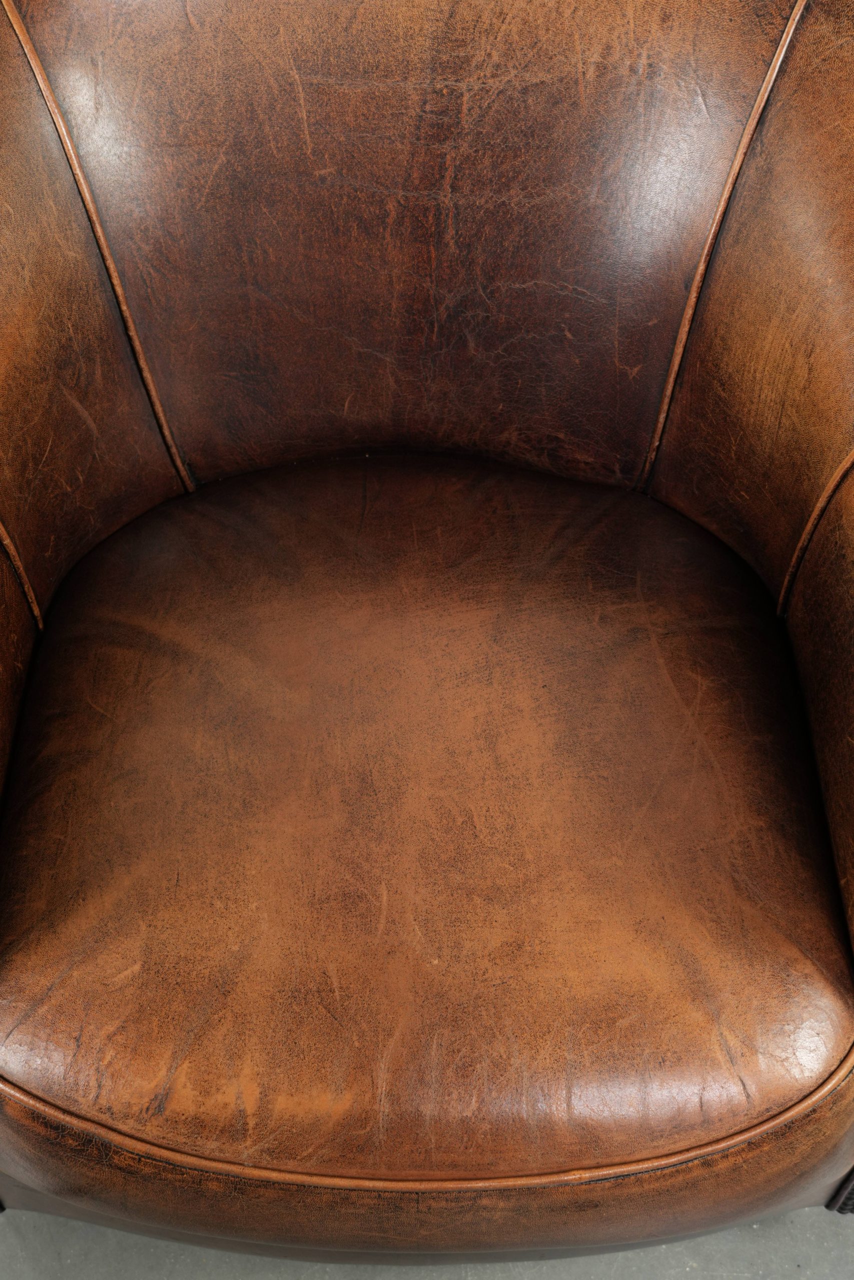 Karaktervolle en comfortabele clubfauteuil gemaakt van schapenleer met een vast zitkussen en uitmuntende kleuren - Afbeelding 6