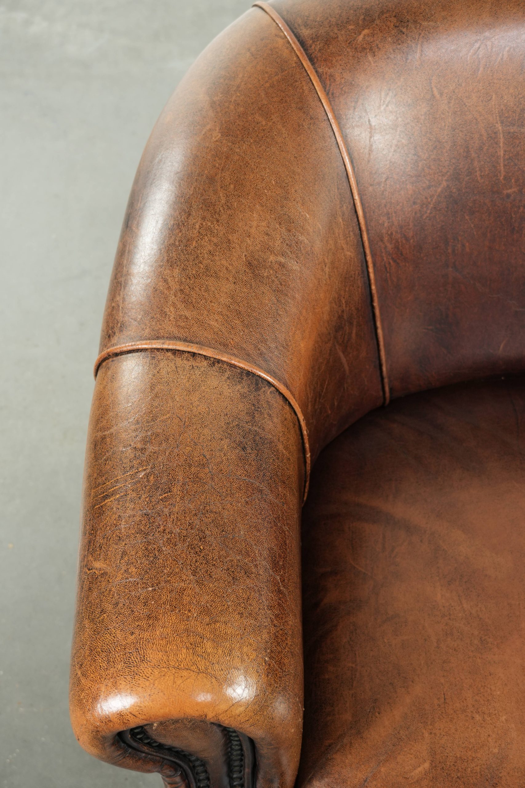 Karaktervolle en comfortabele clubfauteuil gemaakt van schapenleer met een vast zitkussen en uitmuntende kleuren - Afbeelding 7