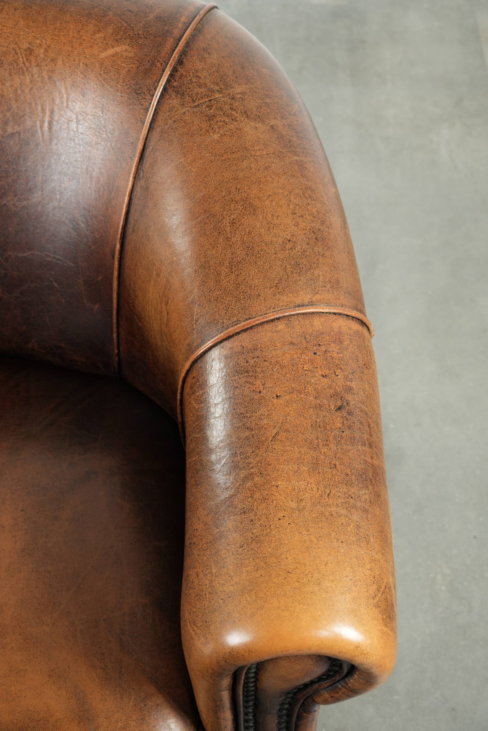 Karaktervolle en comfortabele clubfauteuil gemaakt van schapenleer met een vast zitkussen en uitmuntende kleuren - Afbeelding 8