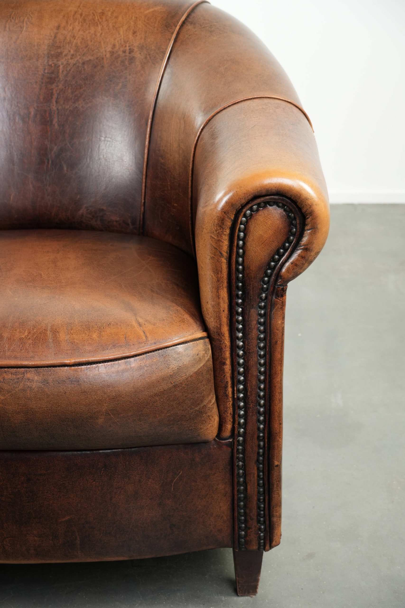 Karaktervolle en comfortabele clubfauteuil gemaakt van schapenleer met een vast zitkussen en uitmuntende kleuren - Afbeelding 9