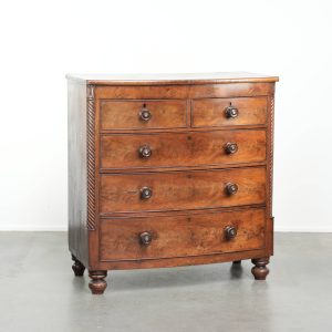 Mooie grote antieke 19e eeuwse Engelse bow front ladekast/ commode met sierlijke details