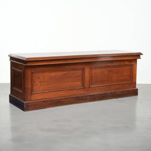 Grote antieke Engelse winkel balie/ stoffen balie uit de 19e eeuw met een luxe uitstraling en messing meetlatten in het blad