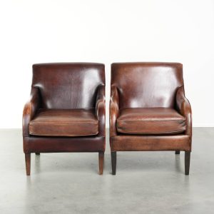 Mooie en in goede staat verkerende set van 2 Schapenleren design armchairs met prachtige diepe kleuren en een fijne zit