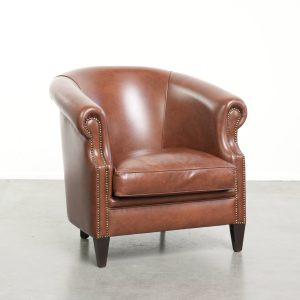 Mooie en comfortabele cognac kleurige rundleren clubfauteuil in Engelse stijl