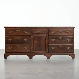 Prachtig groot en functioneel 18e eeuws antiek eikenhouten Engels dressoir/ Engelse low dresser met zijn originele beslag