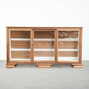 Grote antieke vitrinekast/ display kast gemaakt van eikenhout en voorzien van leggers
