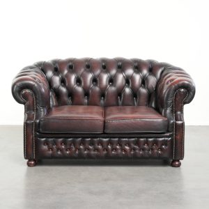Mooie oude rood/ bruine Engelse rundleren chesterfield 2 zits bank met een mooie look en tijdloze uitstraling