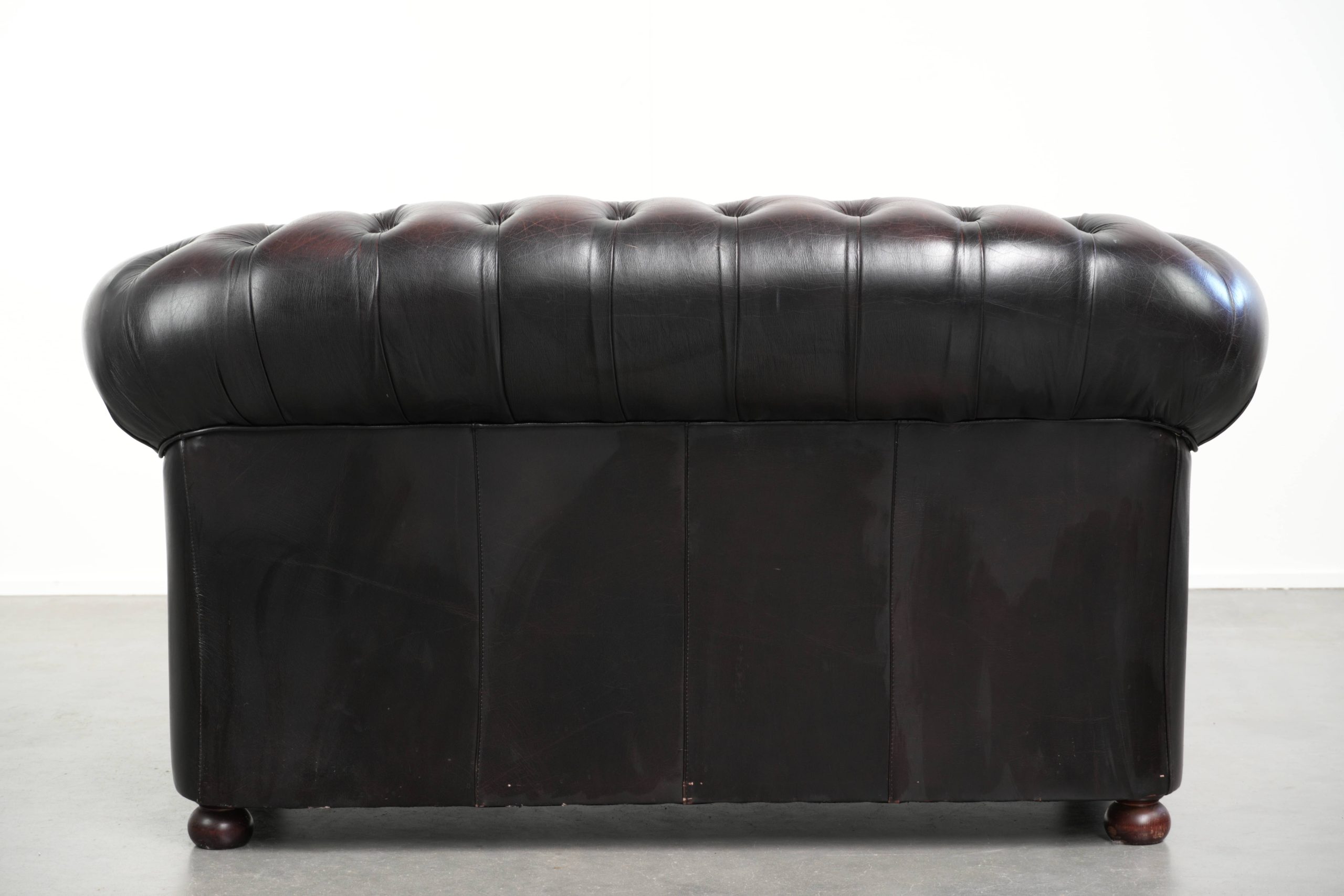Mooie oude rood/ bruine Engelse rundleren chesterfield 2 zits bank met een mooie look en tijdloze uitstraling - Afbeelding 3