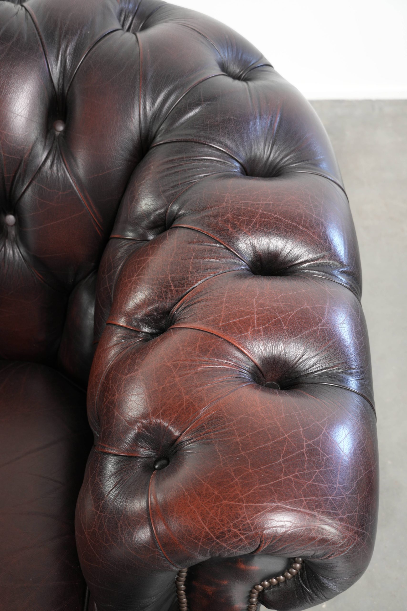 Mooie oude rood/ bruine Engelse rundleren chesterfield 2 zits bank met een mooie look en tijdloze uitstraling - Afbeelding 8